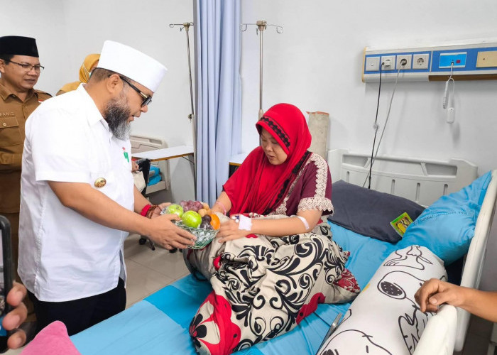 Gubernur Helmi Hasan Tinjau Pelayanan RSUD M. Yunus, Beri Semangat Pasien yang Dirawat