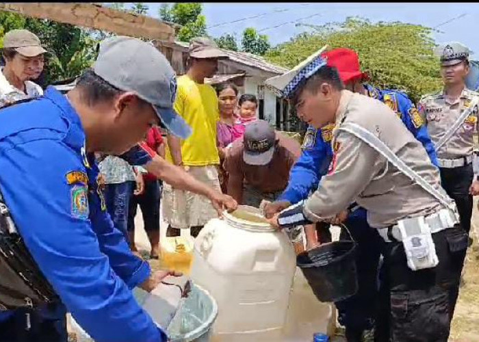 Peringati HUT Lantas ke-69, Satlantas Polres Kaur Bantu Warga yang Kesulitan Air Bersih