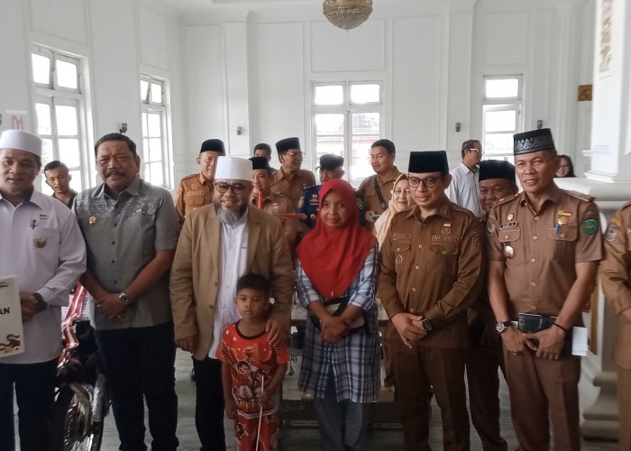 Hadir Bantu Korban Kebakaran, Gubernur Helmi Hasan Pastikan Warga Pengantungan Bisa Kembali Bangkit
