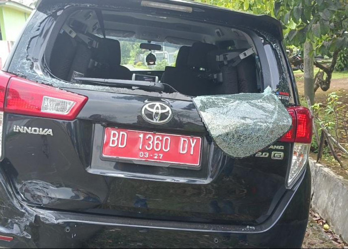 BREAKING NEWS: Mobil Dinas Kepala BKPSDM Bengkulu Utara Kecelakaan