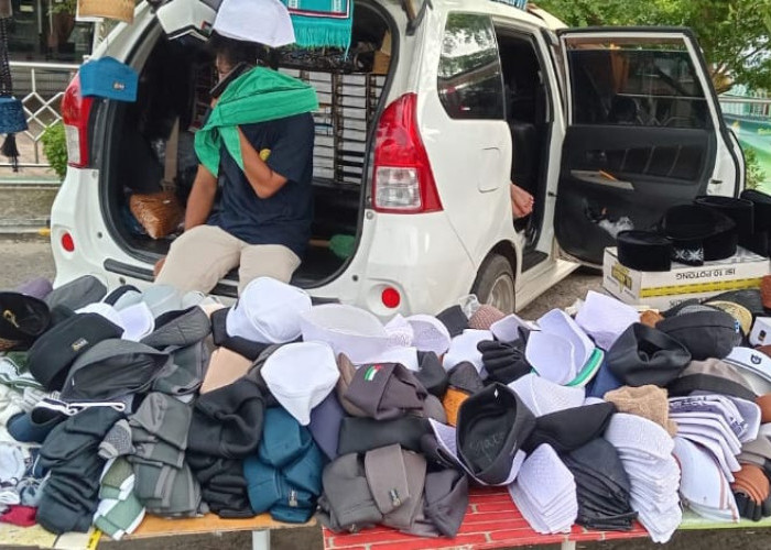 Menjelang Lebaran, Pedagang Peci Pinggir Jalan di Kota Bengkulu Ramai Pembeli