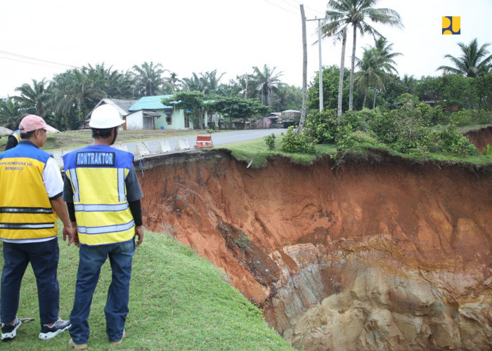 Jalan Lintas Barat Sumatera Terimbas Abrasi Pantai, Kementerian PUPR Bangun Pengaman Pantai Lais BU