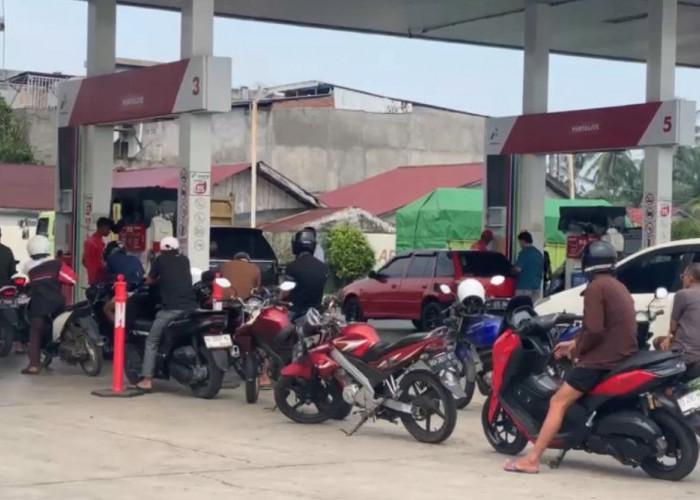 Pompa BBM Rusak, Antrean Kendaraan di SPBU Kutau Bengkulu Selatan Mengular ke Jalan