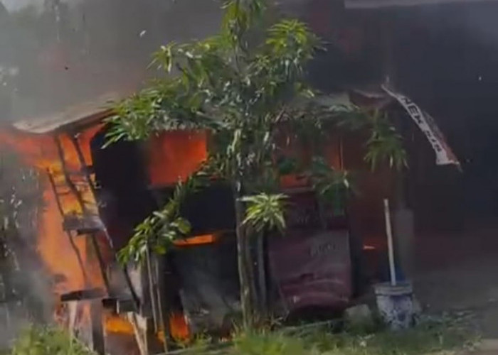 Kebakaran di Kampung Melayu: Warung Makan Ludes, Ruko 2 Pintu di Sampingnya Nyaris Terbakar