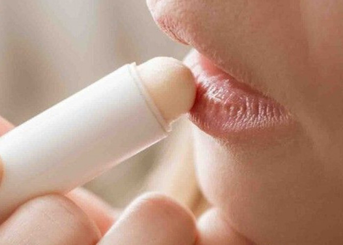 Tidak Mudah Pecah, Ini Cara Mengatasi Bibir Kering agar Kembali Lembap