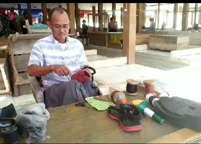 Tukang Sol Sepatu di Kaur Banjir Order Jelang Hari Raya Idul Fitri