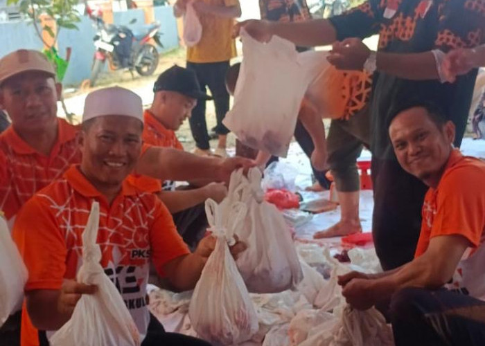 Momentum Iduladha, DPD PKS Kota Bengkulu Sembelih 5 Sapi dan Sebar 700 Paket Daging Kurban