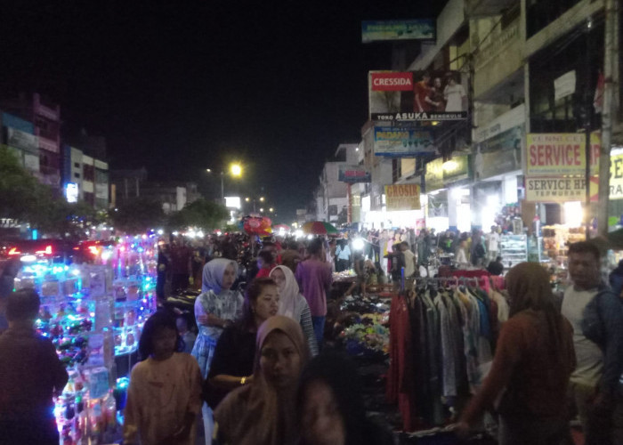 Kawasan Jalan Soeprapto Berubah Jadi Pasar Kaget di Malam Takbiran