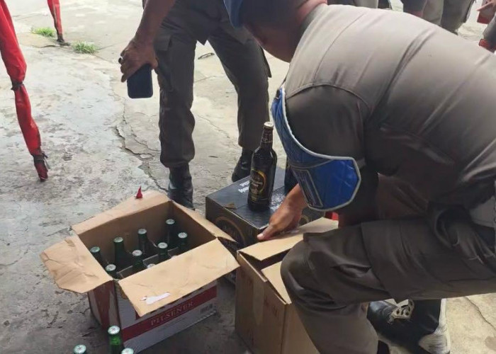Respon Laporan Warga, Satpol PP Kota Bengkulu Gerebek Toko Manisan Penjual Miras di Pagar Dewa