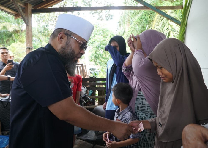 Tangis Haru Eva Susanti, Penjual Kue di Mukomuko yang Akhirnya Punya Listrik Sendiri dari Gubernur
