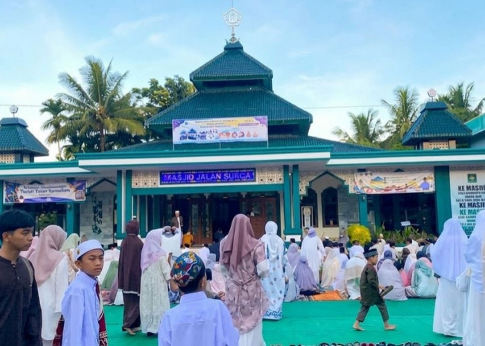 Gema Takbir di Jantung Kota Manna, Ribuan Jemaah Padati Saf Salat Id di Halaman Masjid Rukis