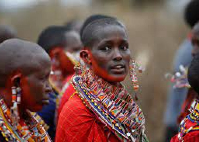Tradisi Meludah Suku Maasai di Kenya, Bentuk Cinta dan Keberuntungan, yang Diludahi Tak Boleh Kesal