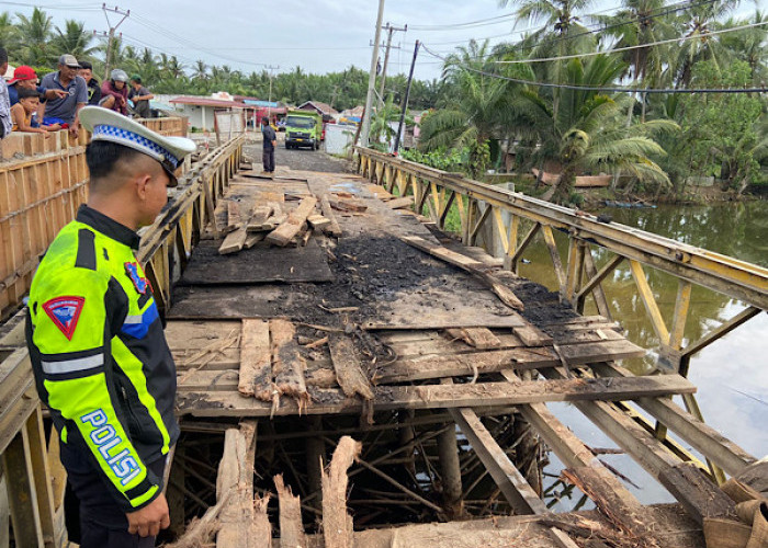 Truk Batubara Berhasil Dievakuasi, Akses Jalan Kota Bengkulu-Bengkulu Utara Masih Lumpuh Total 