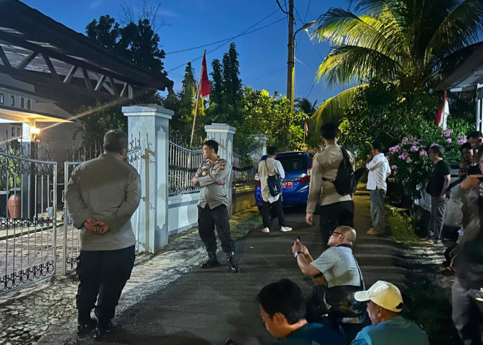 Digeledah hingga Malam, 3 Koper Diangkut dari Rumah Sekwan Kota Bengkulu