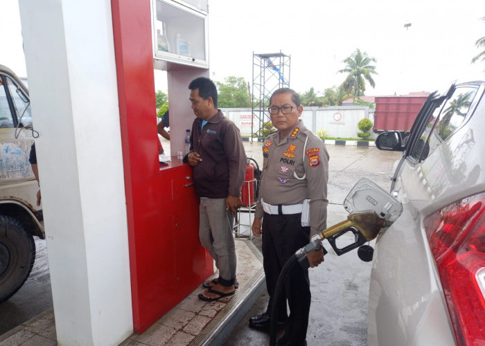 Kendaraan Mewah Antri BBM Subsidi di Bengkulu, Ditegur Polisi Karena Buat Macet 