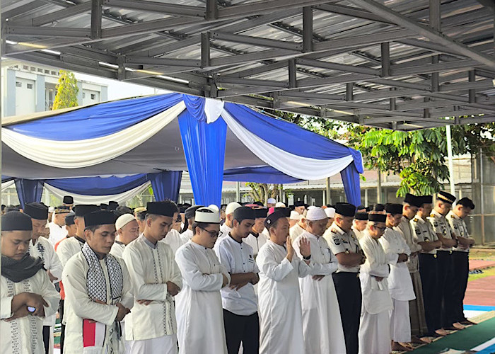 800 Warga Binaan Lapas Kelas IIA Bengkulu Khidmat Laksanakan Salat Idulfitri 1447 H