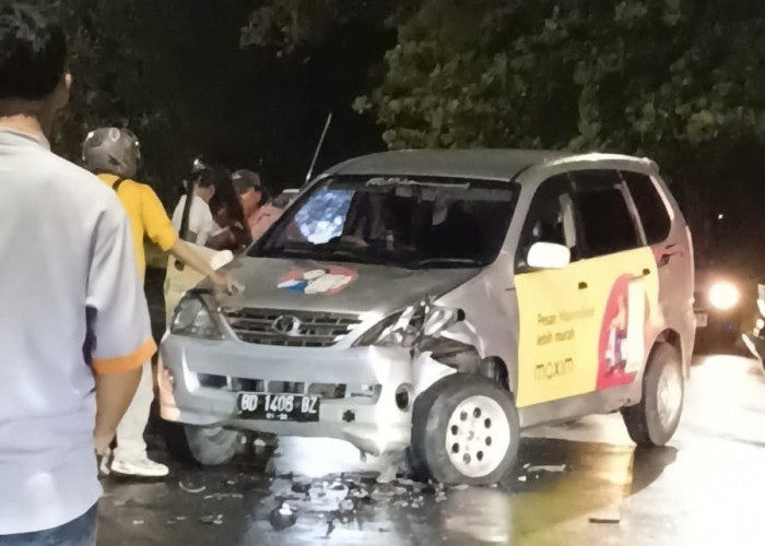 Antar Penumpang, Mobil Ojol Maxim Ringsek Dihantam Vario di Pasir Putih