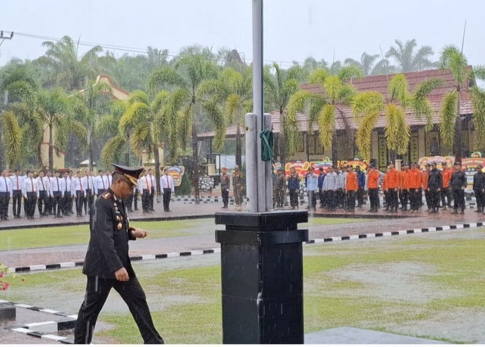 Diguyur Hujan Deras, Upacara Hari Bhayangkara ke-80 di Mapolres Mukomuko Tetap Khidmat
