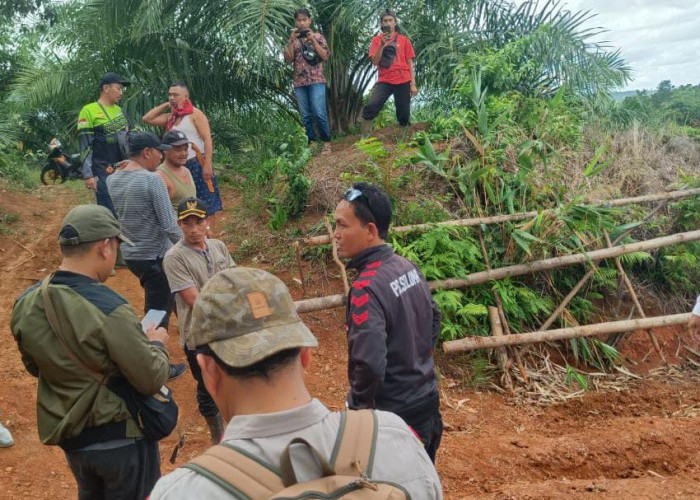 Kendaraan Perusahaan Sebabkan Jalan Penghubung Desa Rusak, Warga Blokir Jalan Menuju PT MPA