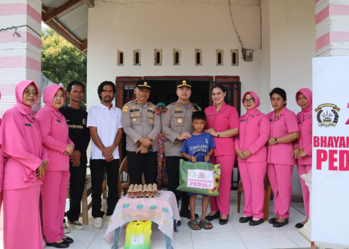 HKGB ke-74, Bhayangkari Polres Bengkulu Selatan Salurkan Bansos di Kedurang