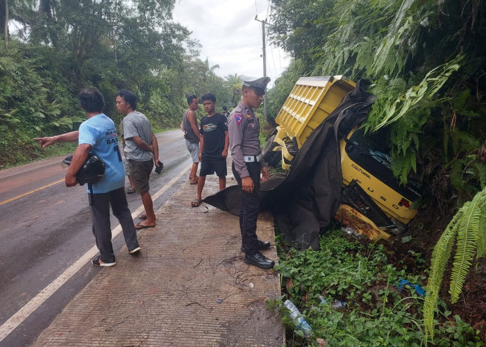 Dump Truk Lepas Kendali usai Menyalip Mobil di Bengkulu Utara, Sopir Tewas