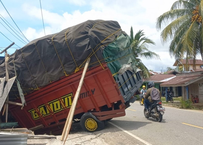 Truk Angkut Barang Elektronik Laka Tunggal di Seluma, Tabrak Tiang Listrik dan Atap Rumah