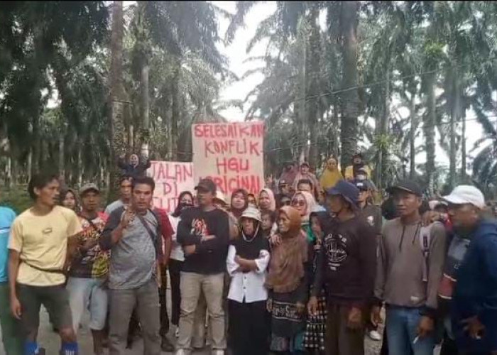 Forum Masyarakat Bumi Pekal Tutup Akses Jalan PT Agricinal