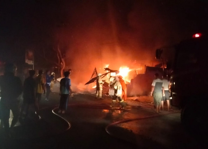 Kebakaran Hebat Selasa Malam, Hanguskan 1 Rumah dan 4 Ruko di Sawah Lebar Bengkulu