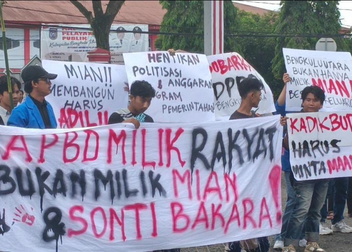 Carut Marut RAPBD, Mapan Gelar Aksi di Depan Kantor Buptati Bengkulu Utara