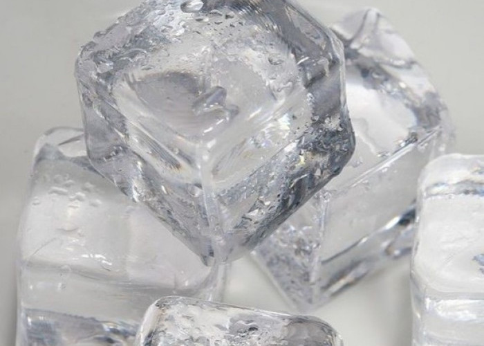 Bisa Bantu Meredakan Bengkak? Ini Manfaat Es Batu untuk Kulit Wajah