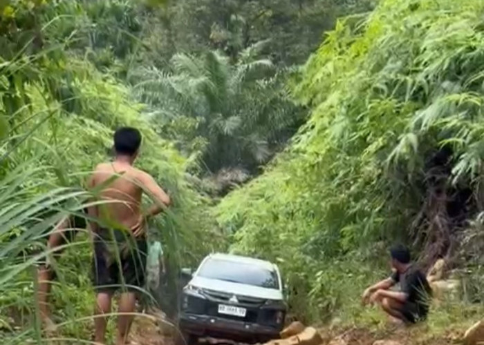 Lelah Menunggu Janji Pemerintah, Warga 3 Desa di Seluma Utara Patungan Tambal Jalan Lumpur
