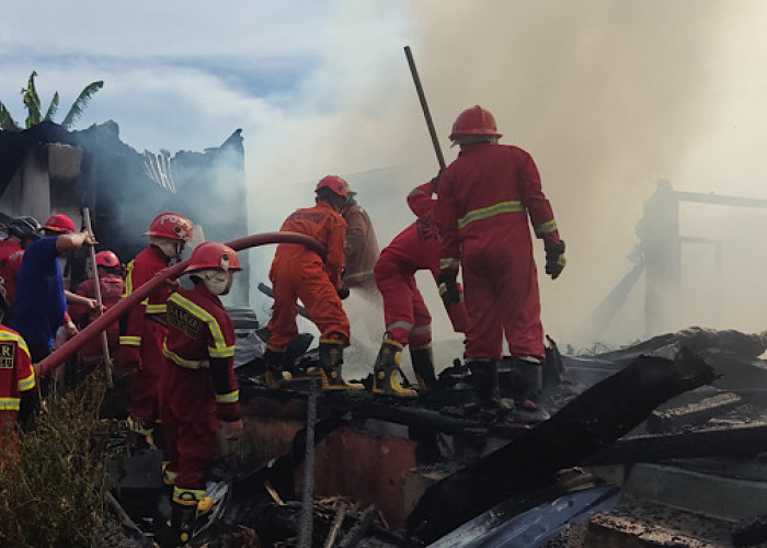 BREAKING NEWS: 2 Unit Rumah di Kebun Keling Hangus Terbakar 