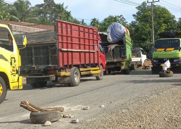Perbaikan Jalan Tak Kunjung Selesai, Timbulkan Debu hingga Diportal warga