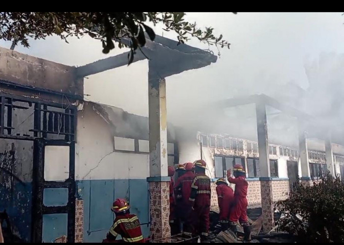 Kebakaran Hebat Melanda SMPN 19 Kota Bengkulu, 7 Ruang Kelas Hangus Dilalap Si Jago Merah