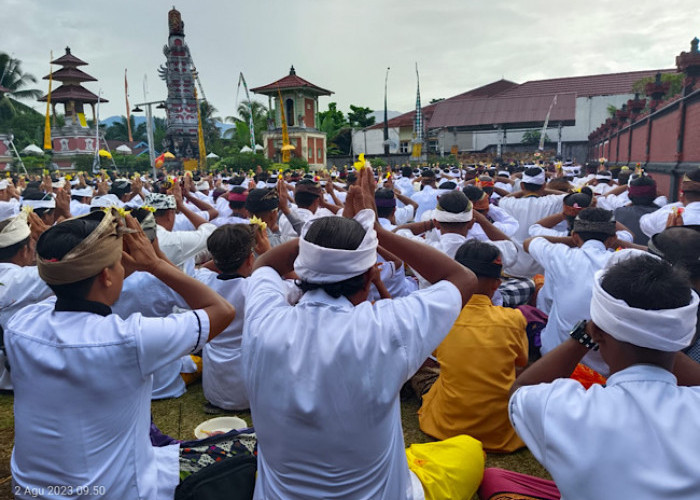 Berduyun-duyun Umat Hindu Bengkulu Utara,  Berdoa di Pura Rayakan Galungan