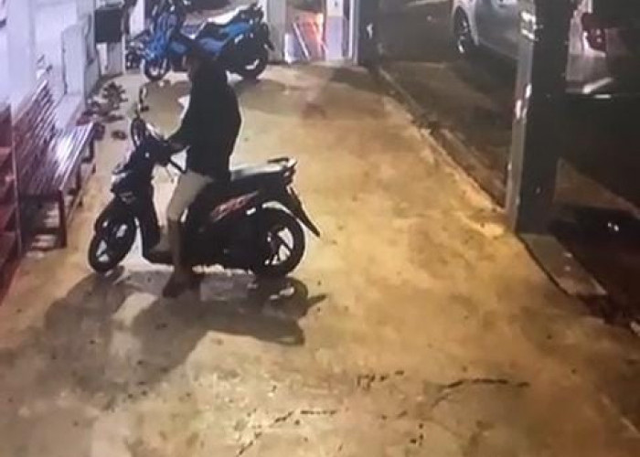 Aksi Seorang Pria Gasak Motor Jamaah saat Salat Subuh, Terekam CCTV