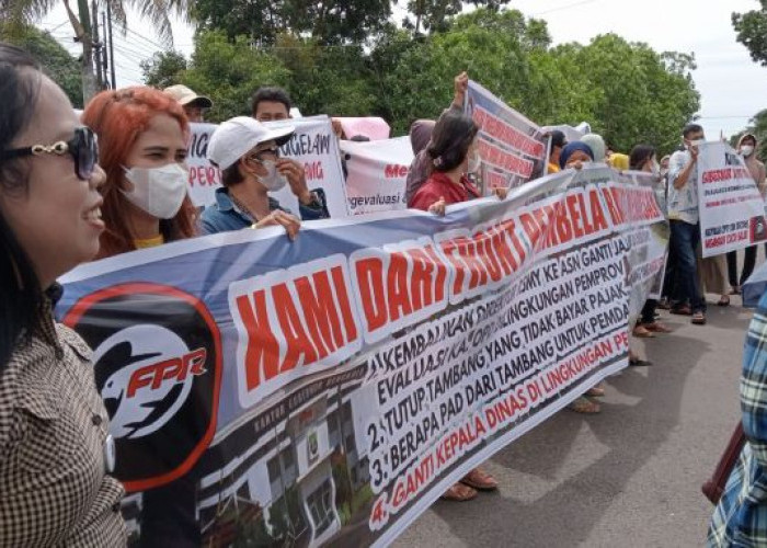 Copot Direktur RSMY hingga Evaluasi Tambang, Tuntutan Pendemo di Depan Kantor Gubernur Bengkulu