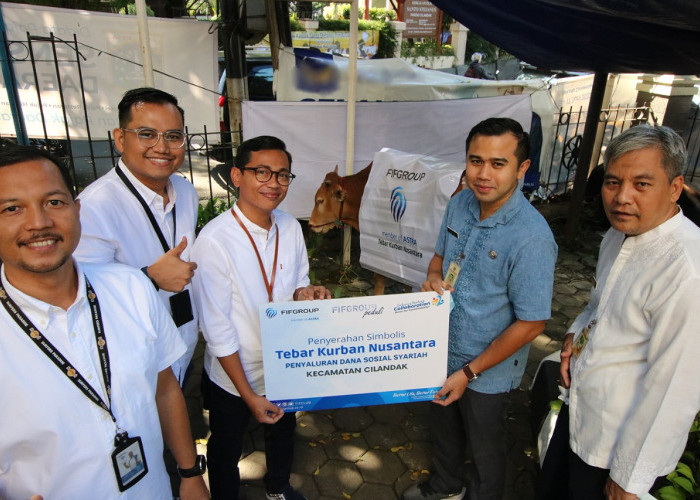 FIFGROUP Tebar Kurban 3 Sapi dan 363 Kambing di 235 Titik di Seluruh Indonesia