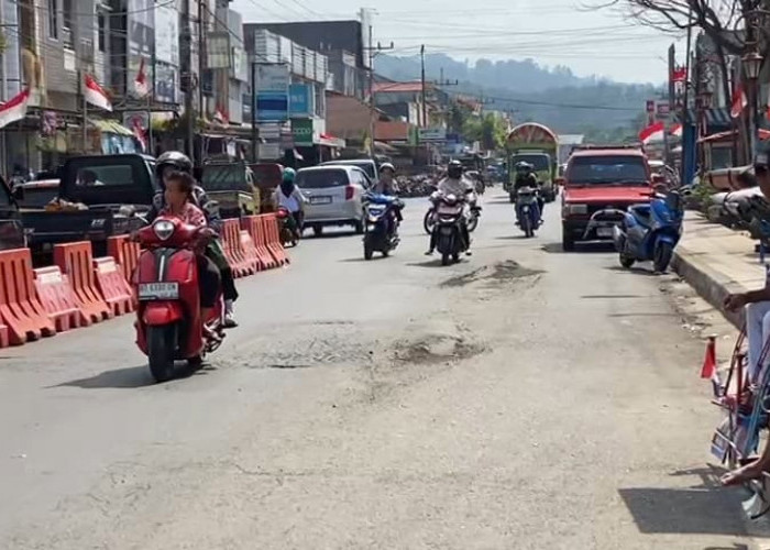 Warga Ngeluh Jalan Nasional di Pasar Kepahiang Selalu Rusak