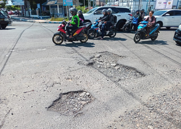 Jalan Berlubang di Simpang Sekip Ancam Keselamatan Pengendara, Pemerintah Diminta Segera Perbaiki