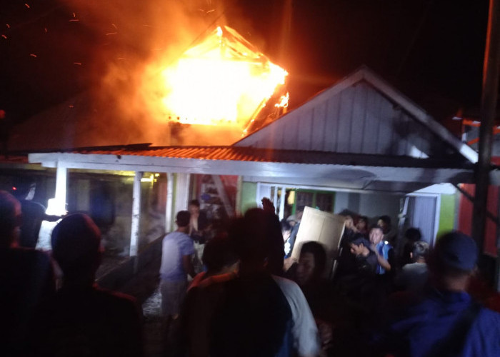 BREAKING NEWS: Diduga Korsleting Listrik, Rumah Warga Suro Ilir Ludes Terbakar 