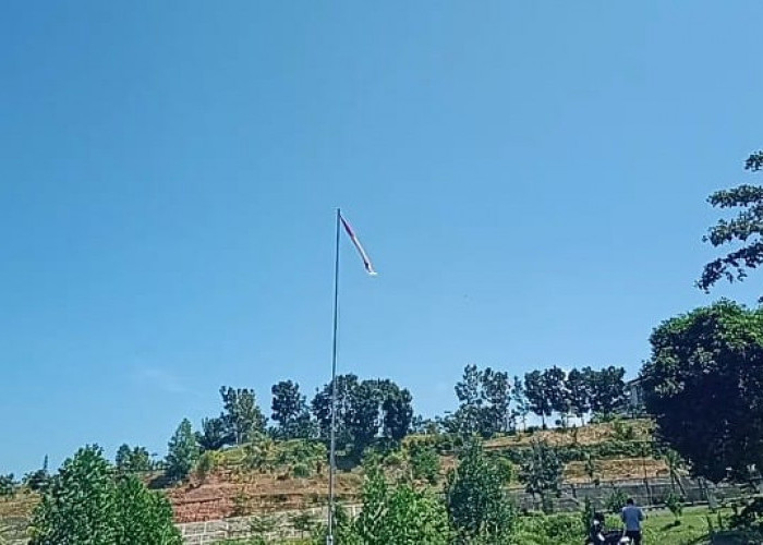 Ironis, Bendera Kusam dan Lusuh Berkibar di Halaman DPRD Seluma