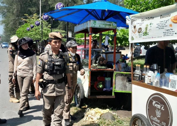 Jelang Festival Tabot 16 Juni, Satpol PP Bersihkan Badan Jalan Pantai Panjang dari Lapak dan Parkir Liar