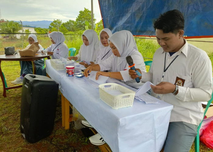 Unik, Petugas KPPS 01 Kelurahan Pekan Sabtu Kompak Kenakan Seragam SMA