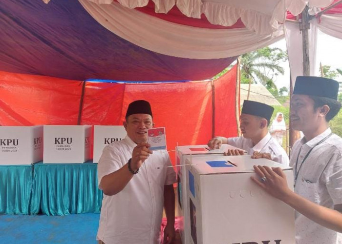 Nyoblos di TPS 02 Lubuk Lintang, Erwin Octavian Optimis Menang di Pilkada Seluma 2024