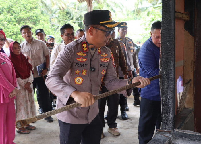 Polres Mukomuko Bedah Rumah Korban Kebakaran di Lubuk Pinang, Wujud Kepedulian Hari Bhayangkara ke-80