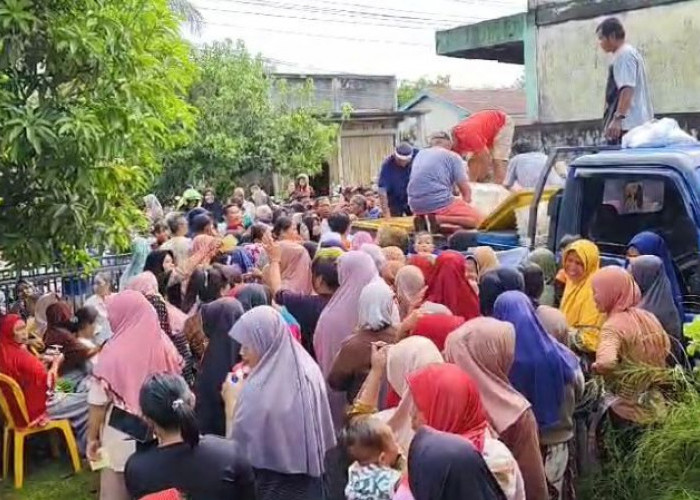 Suarakan Dukungan untuk ROMER, Komunitas Nelayan Kota Bengkulu Bagi-bagi Ikan Gratis