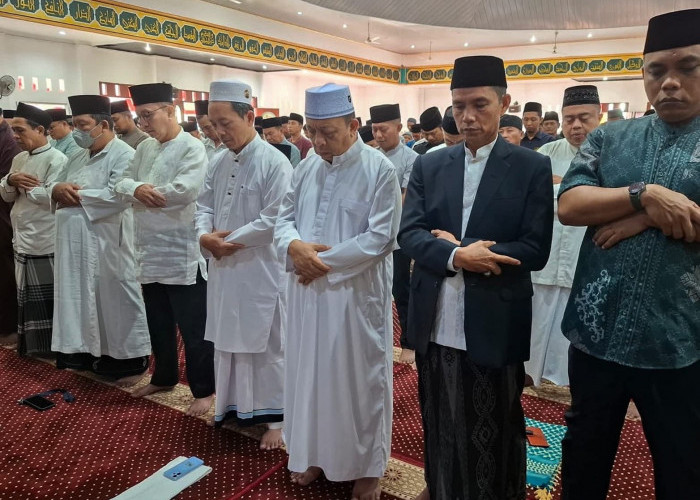 Membaur Bersama Warga, Wabup Gustianto dan Forkopimda Seluma Khidmat Salat Iduladha di Tais