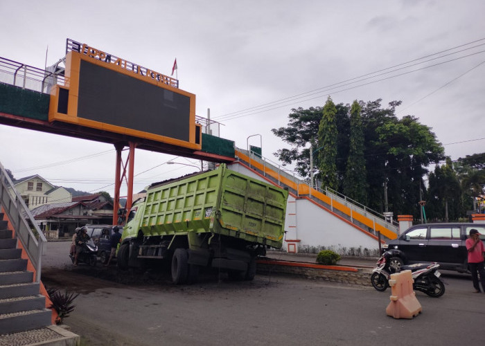 Truk Bermuatan Batu Bara Tabrak Pembatas Jalan di Bawah JPO Al Latief Kepahiang