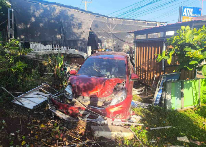 Hilang Kendali, Mobil Brio Hantam Warung Makan, Berakhir Nyungsep ke Pekarangan Rumah di Sidomulyo
